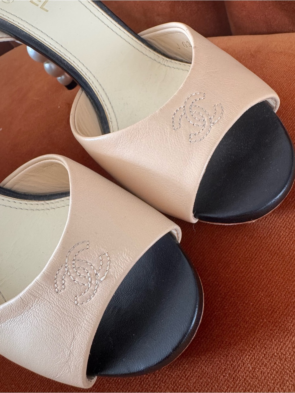 CHANEL Tan Leather Open-Toe Ankle Strap with pearl heels - Picture 2 of 13